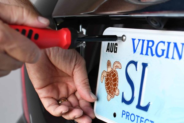 Quels sont les avantages des plaques d'immatriculation auto sur mesure ?