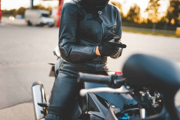 Quel équipement de moto est obligatoire : les accessoires indispensables pour les motards